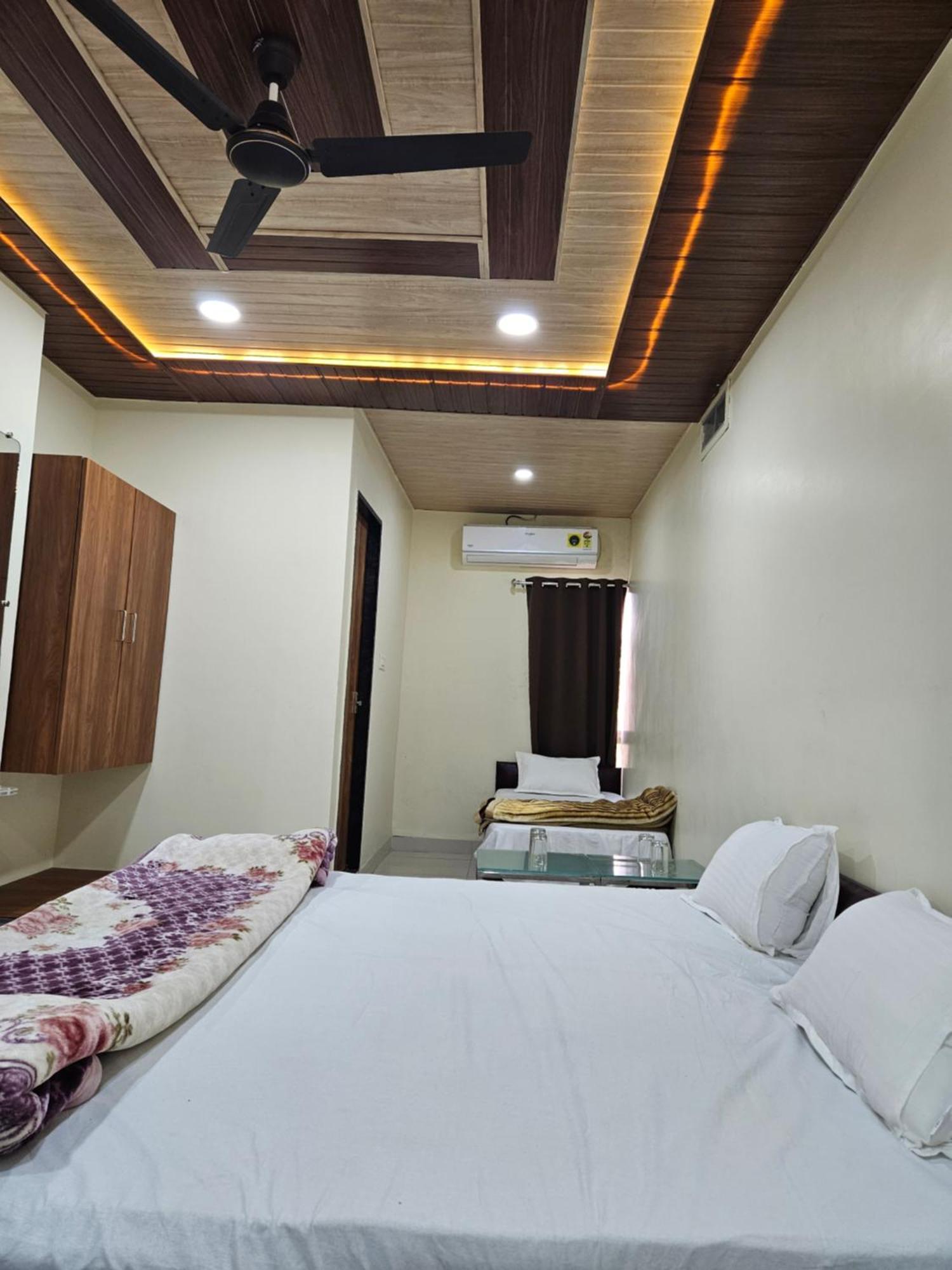 Shri Shiv Ganga Bhakt Niwas Hotel Ujjain Bagian luar foto