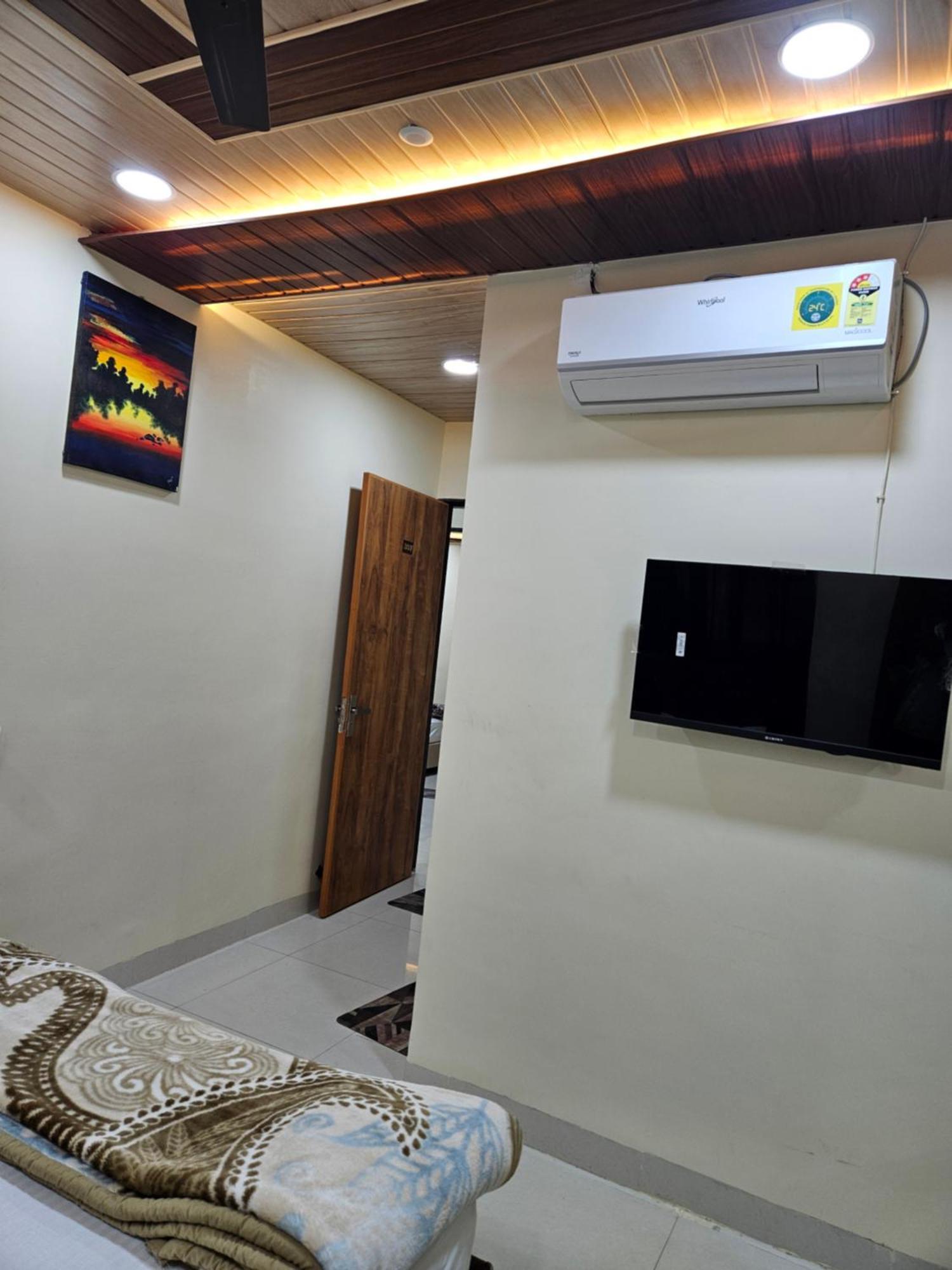 Shri Shiv Ganga Bhakt Niwas Hotel Ujjain Bagian luar foto