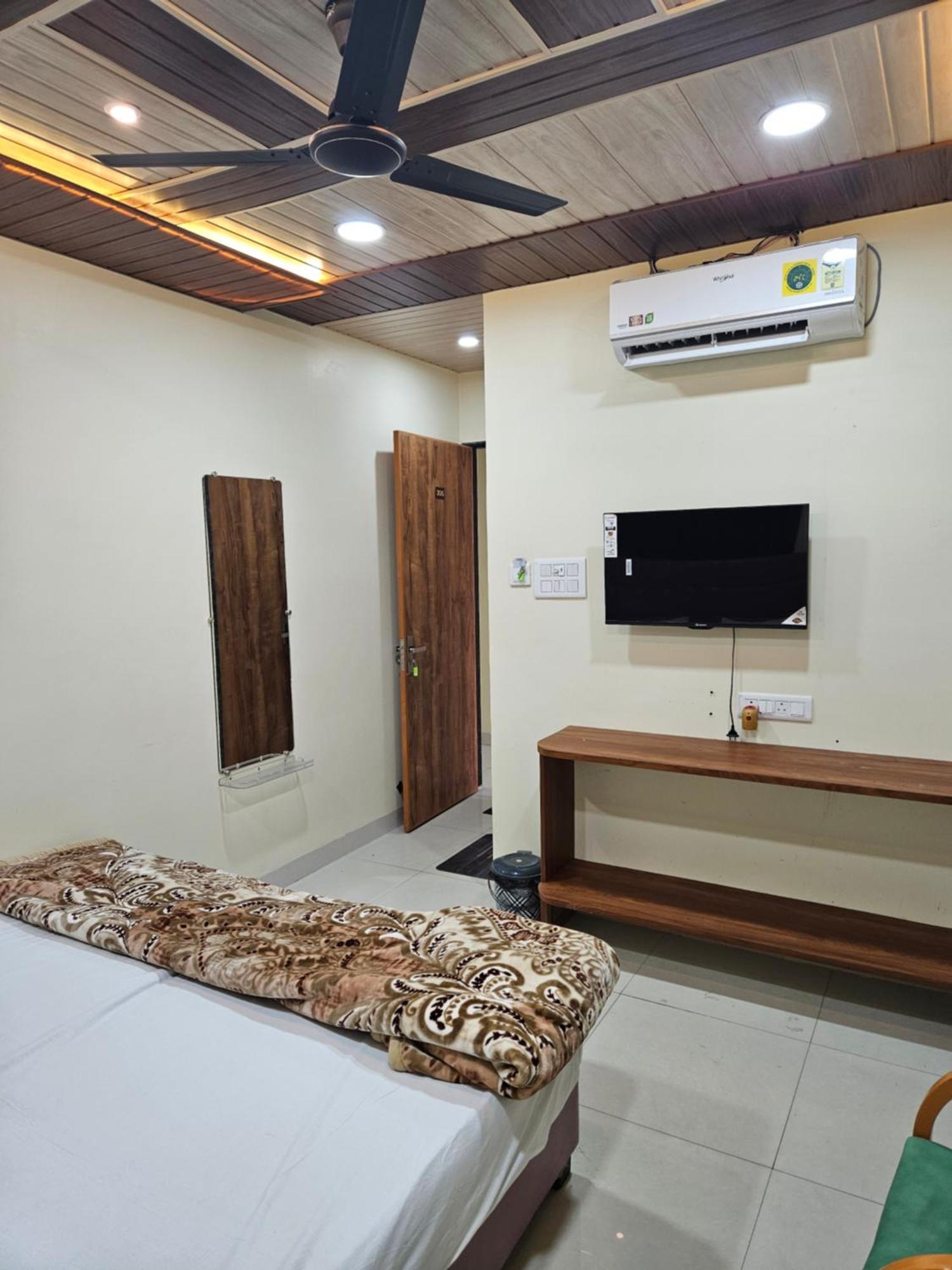 Shri Shiv Ganga Bhakt Niwas Hotel Ujjain Bagian luar foto