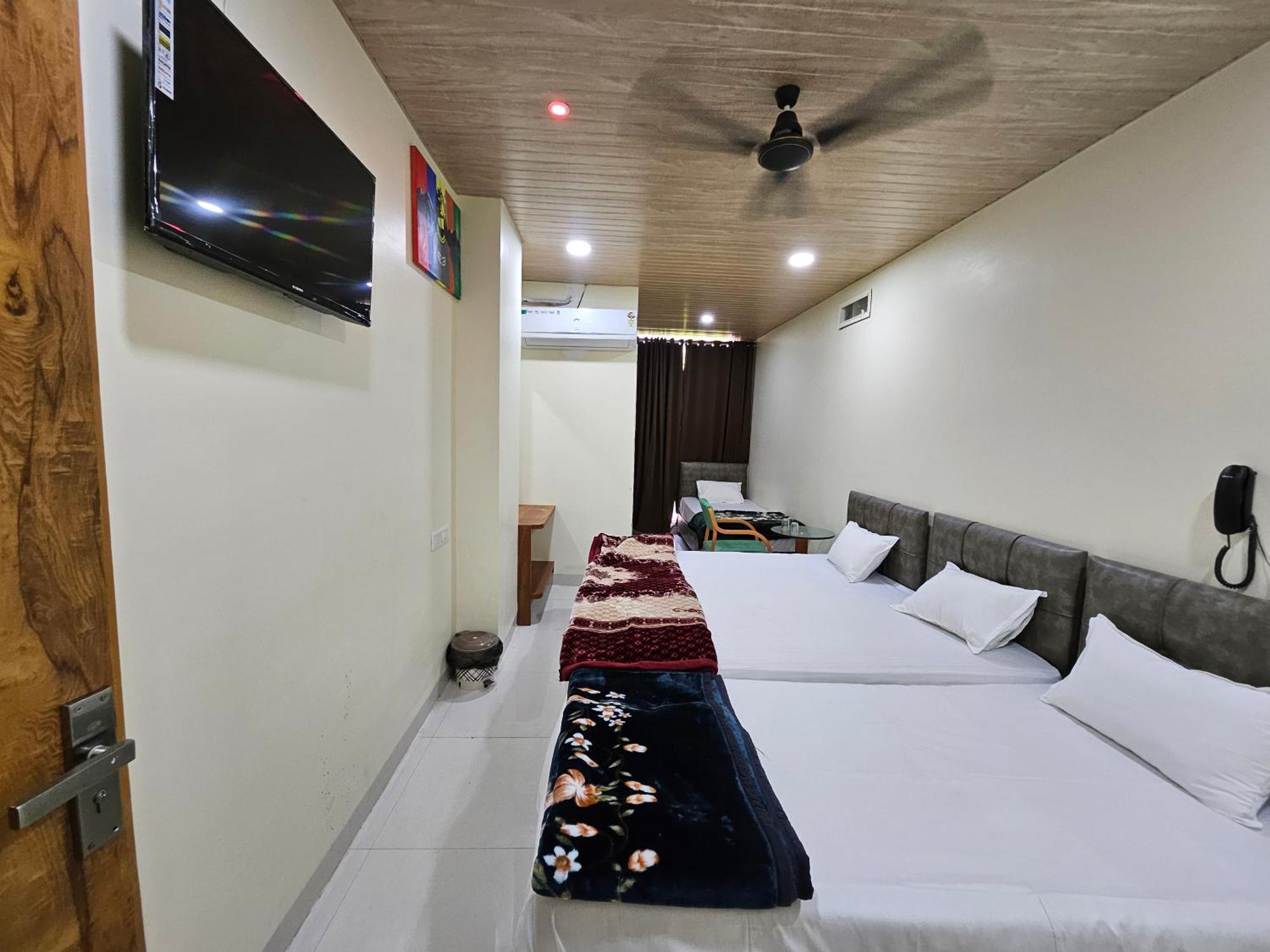 Shri Shiv Ganga Bhakt Niwas Hotel Ujjain Bagian luar foto
