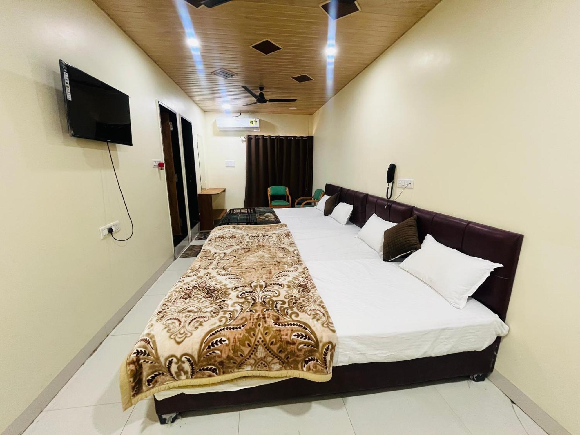 Shri Shiv Ganga Bhakt Niwas Hotel Ujjain Bagian luar foto