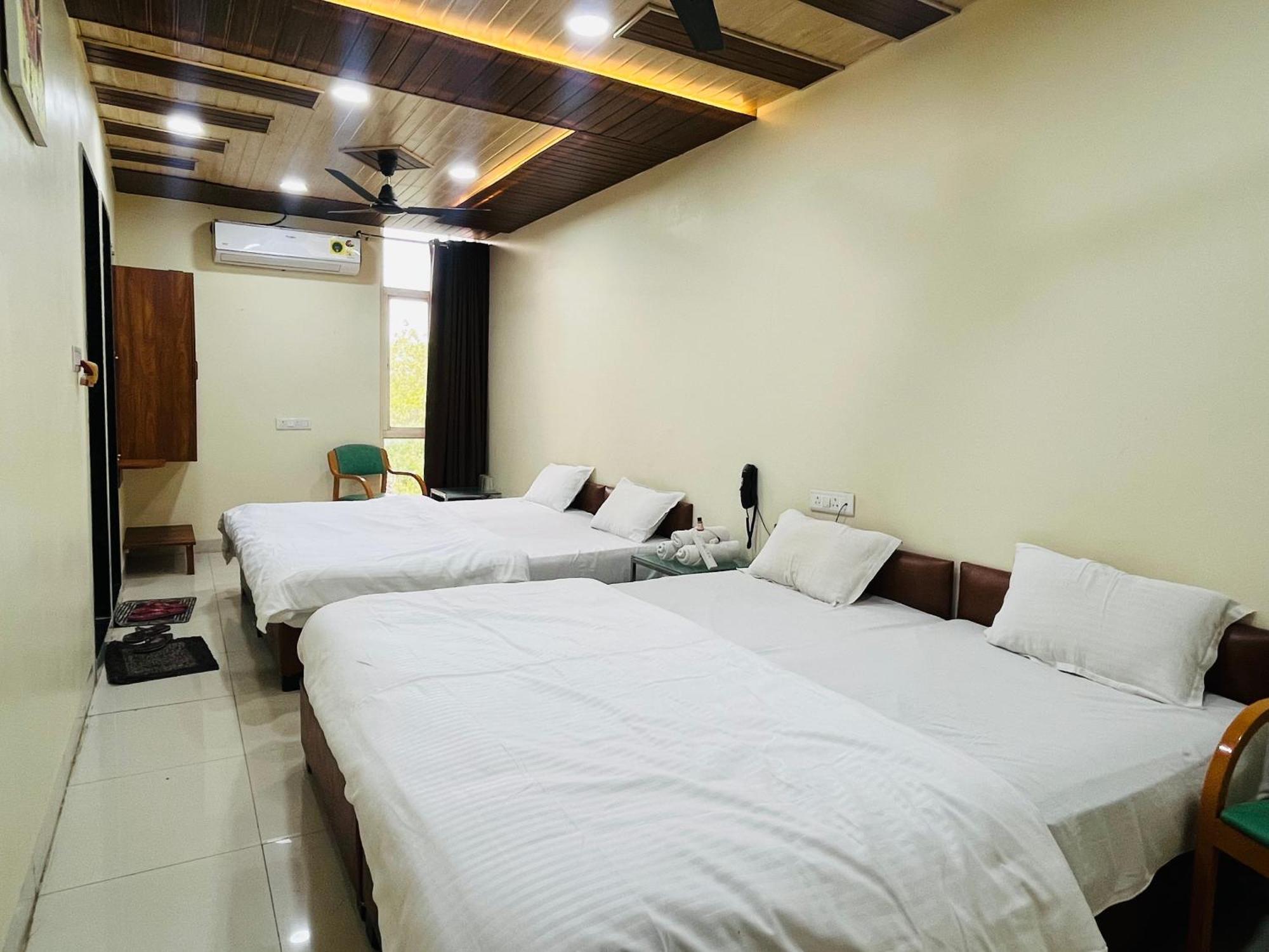 Shri Shiv Ganga Bhakt Niwas Hotel Ujjain Bagian luar foto